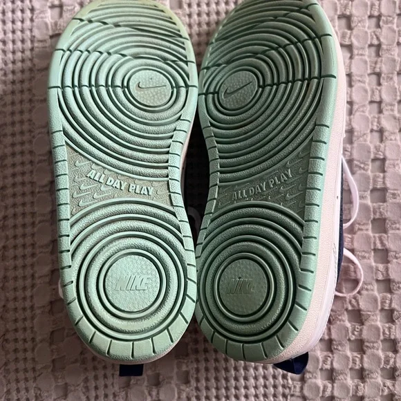 Kids Nike sneakers size 4.5Y - Picture 7 of 7